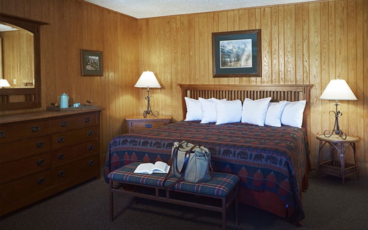 suite bedroom at glacier park lodge in montana