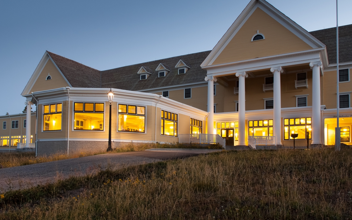 exterior-at-night_lake-yellowstone-hotel