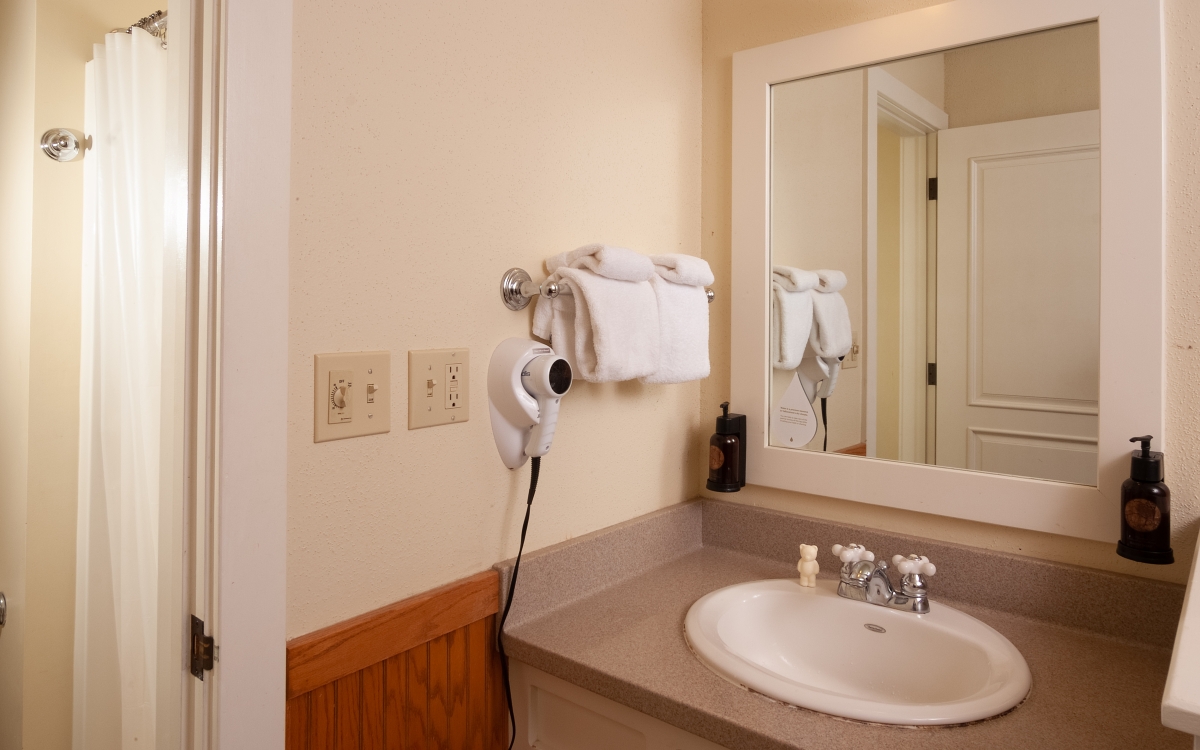 lake-hotel-cottage-bathroom_lake-yellowstone-hotel