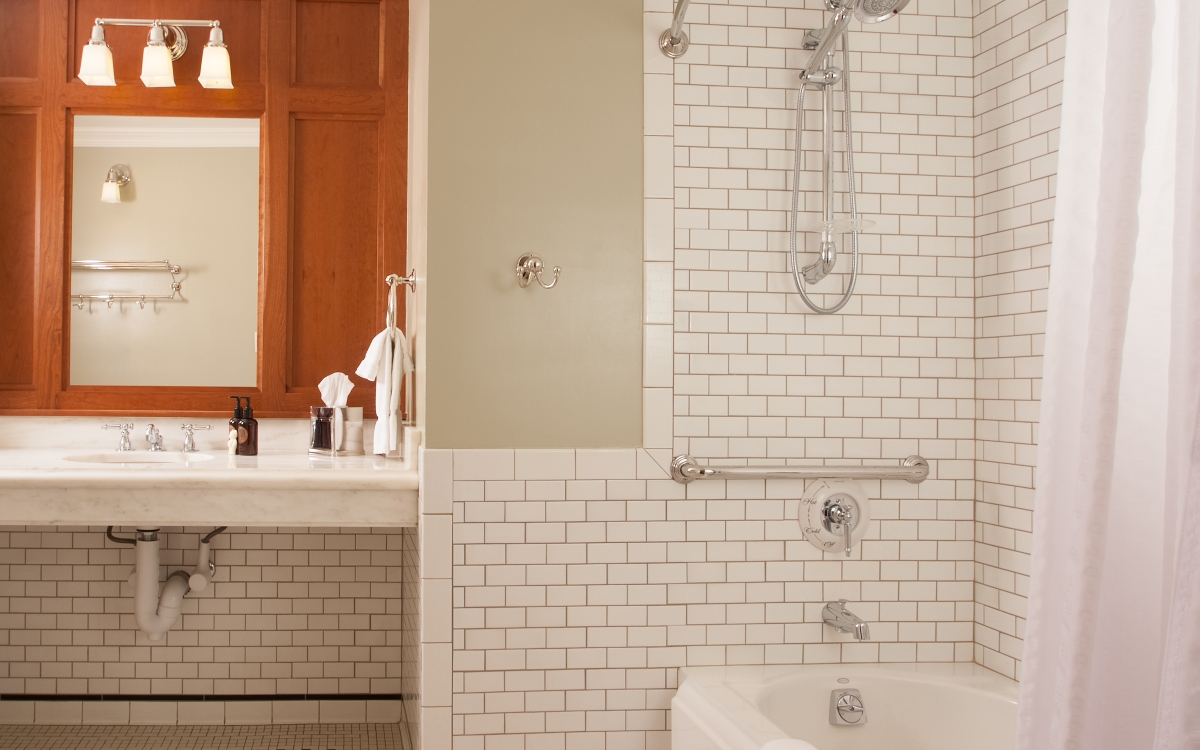 superior-bathroom_lake-yellowstone-hotel