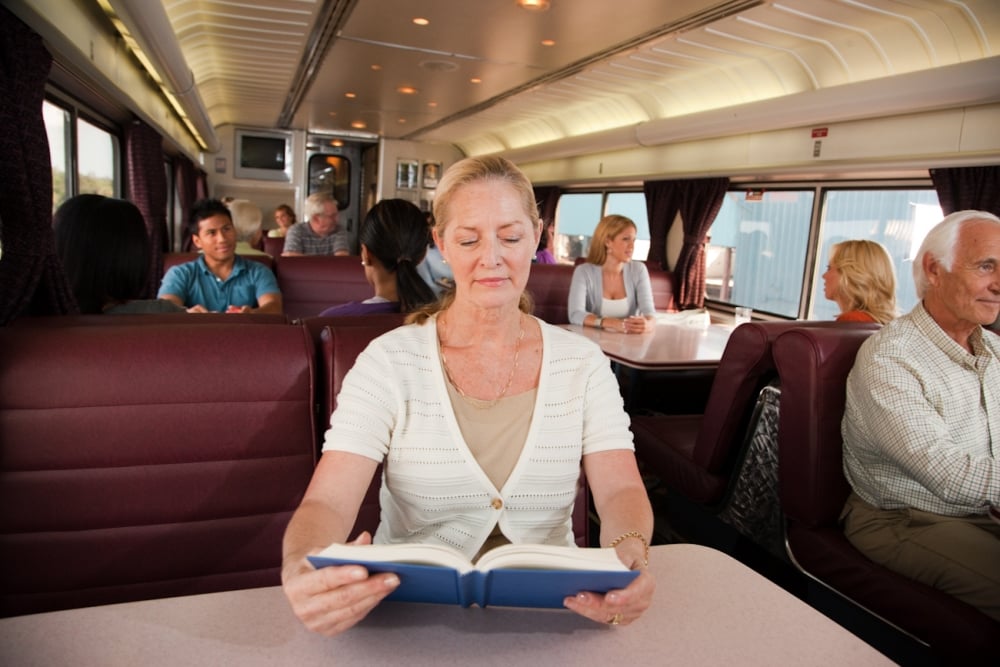 Donna che legge un libro in auto