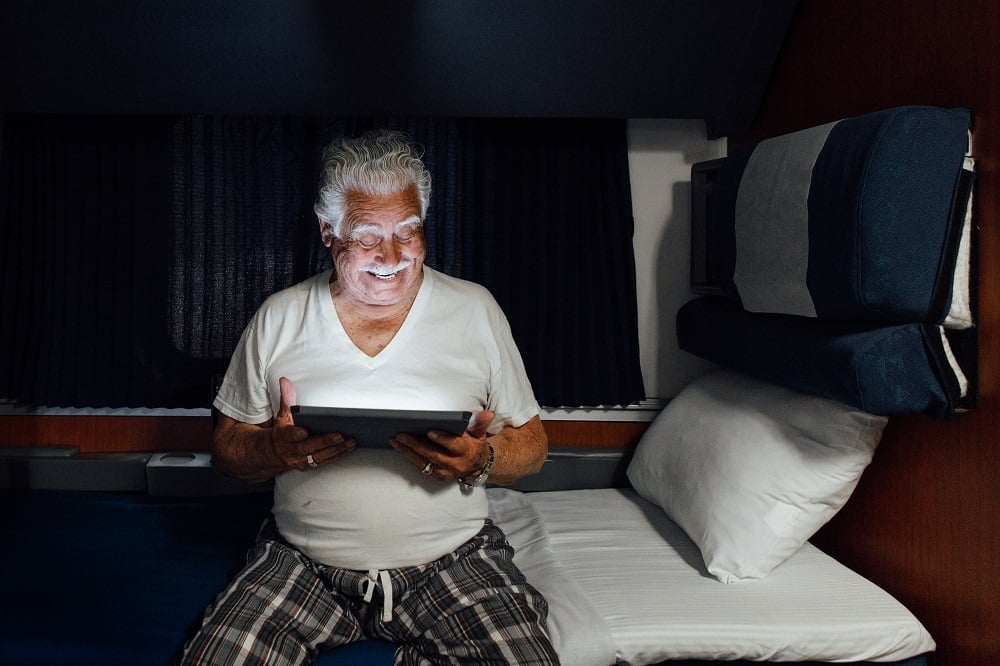 superliner tablet de quarto acessível à noite